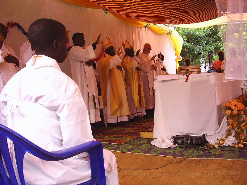 0178 Mahagi kerk priesterwijding.JPG